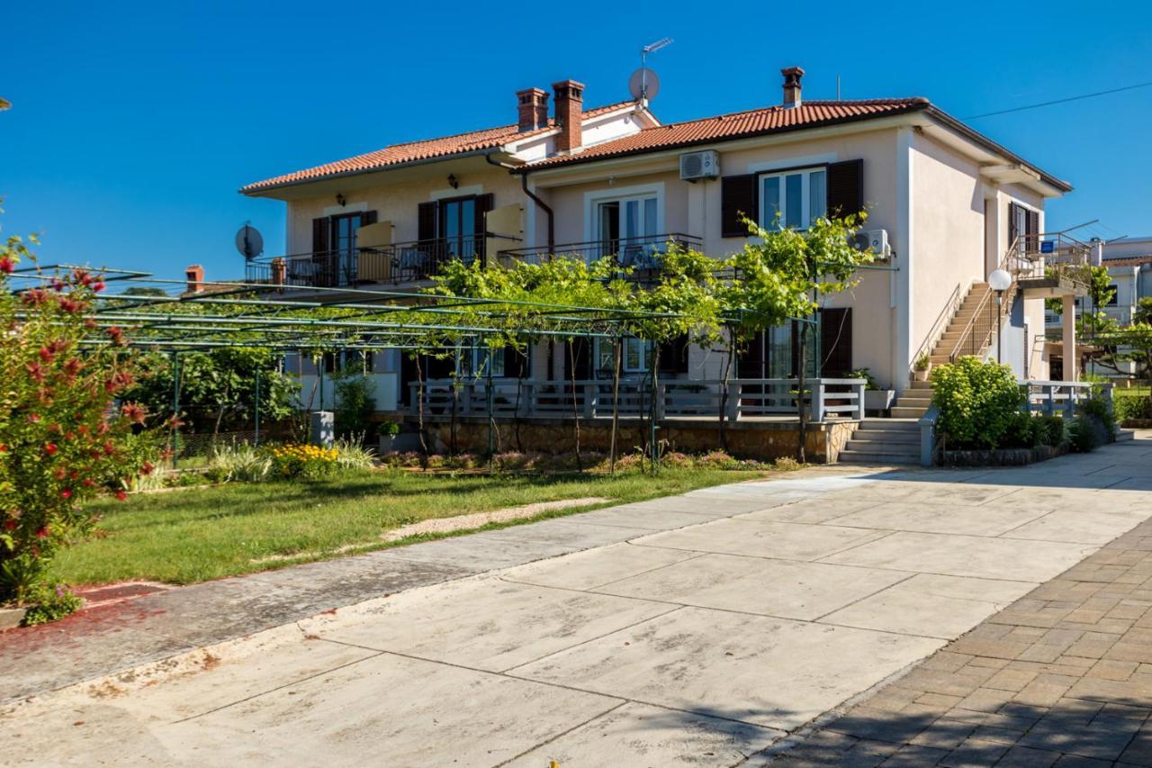 Apartments And Rooms Kod Keti Малинська Екстер'єр фото