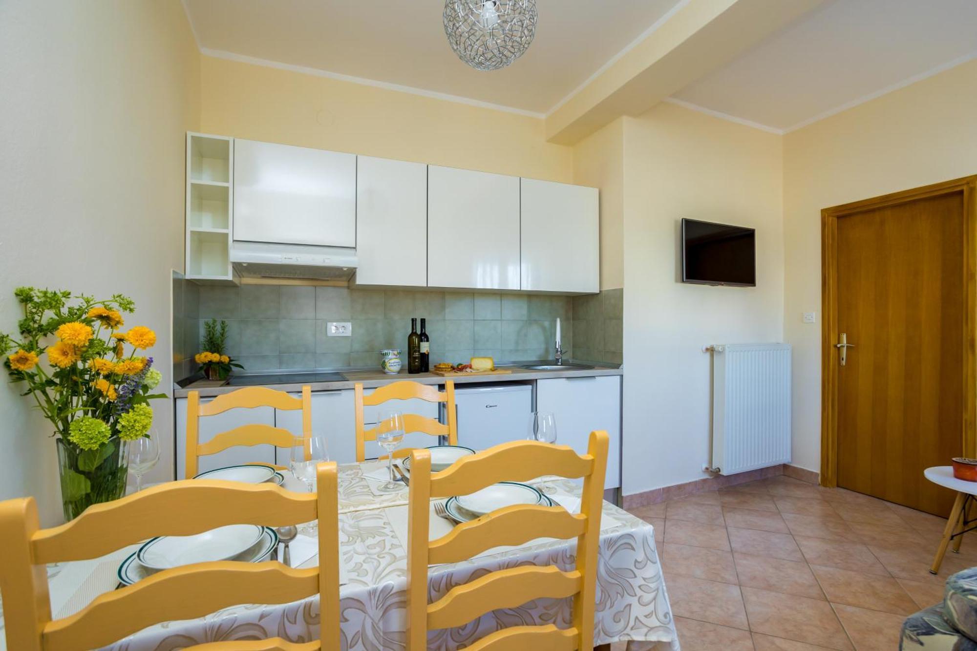 Apartments And Rooms Kod Keti Малинська Екстер'єр фото