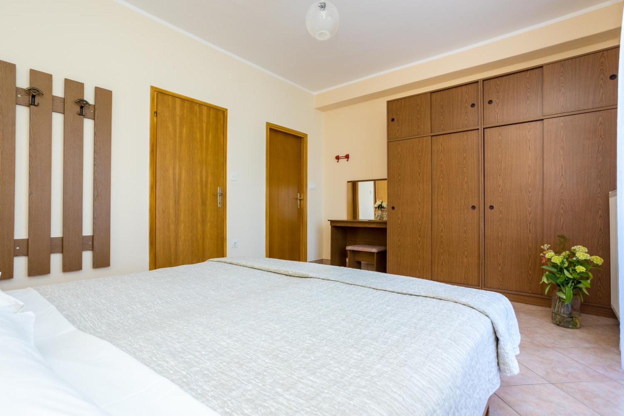 Apartments And Rooms Kod Keti Малинська Екстер'єр фото