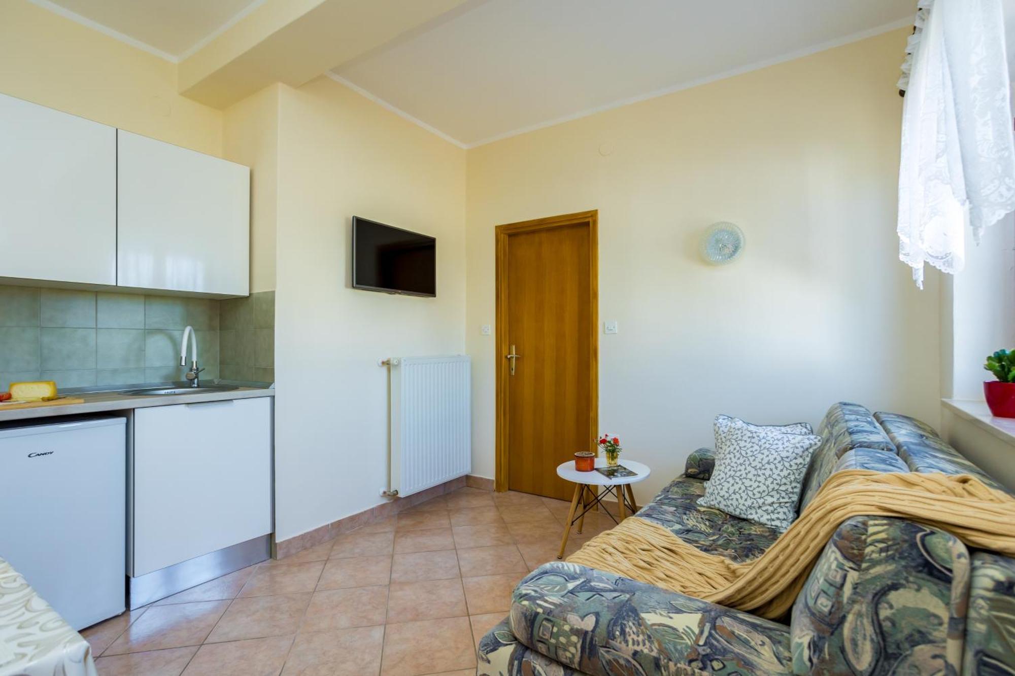 Apartments And Rooms Kod Keti Малинська Екстер'єр фото