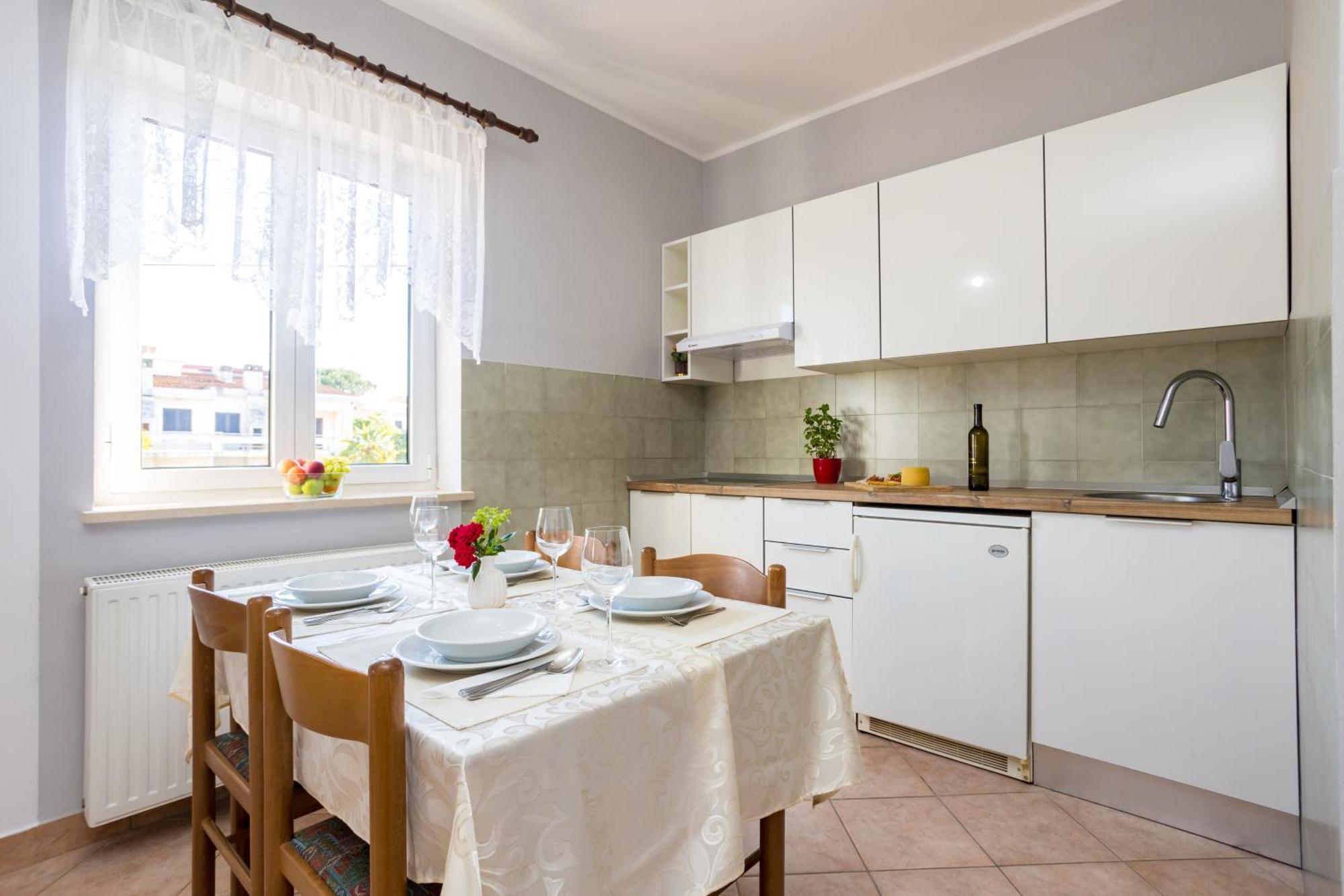 Apartments And Rooms Kod Keti Малинська Екстер'єр фото