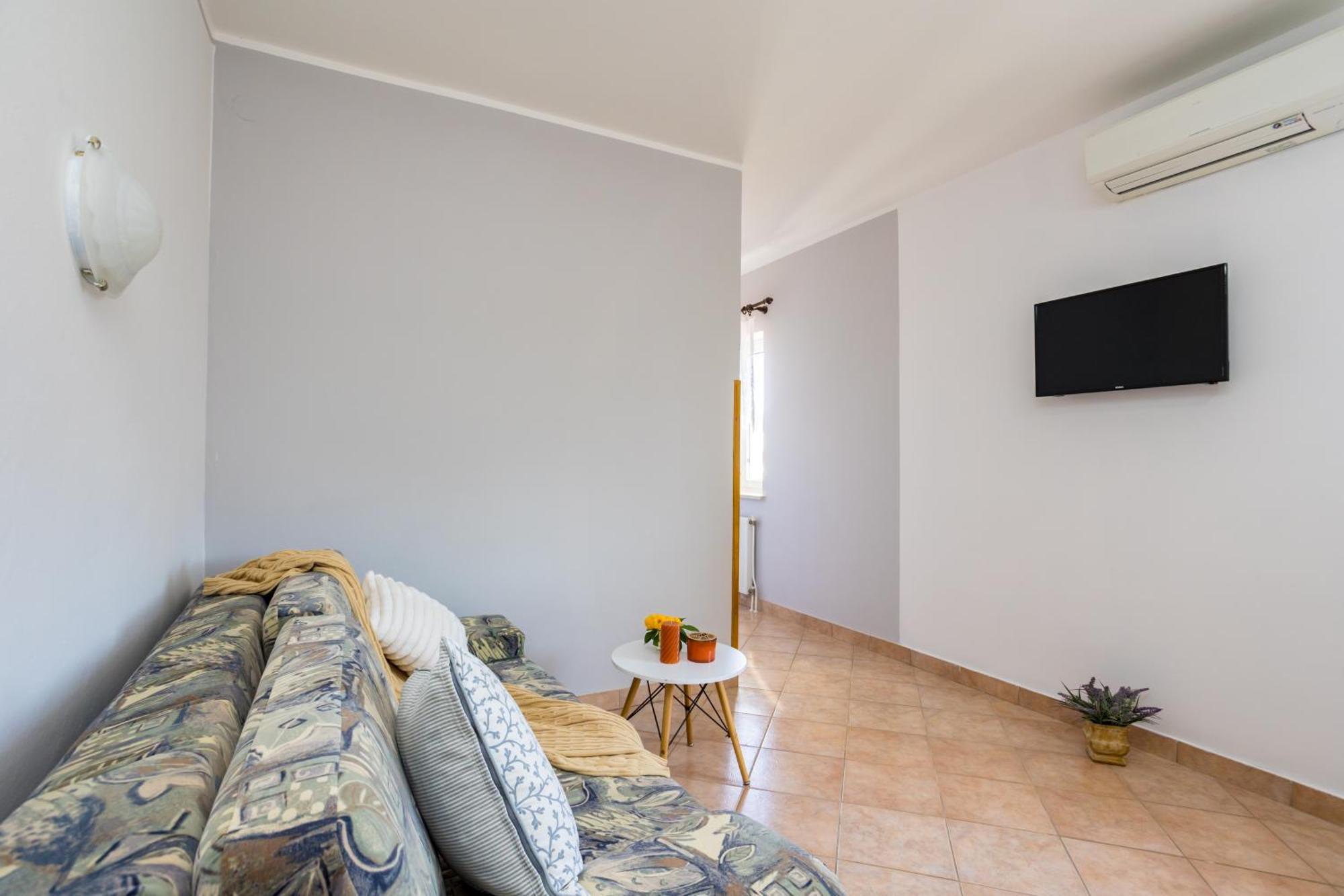 Apartments And Rooms Kod Keti Малинська Екстер'єр фото